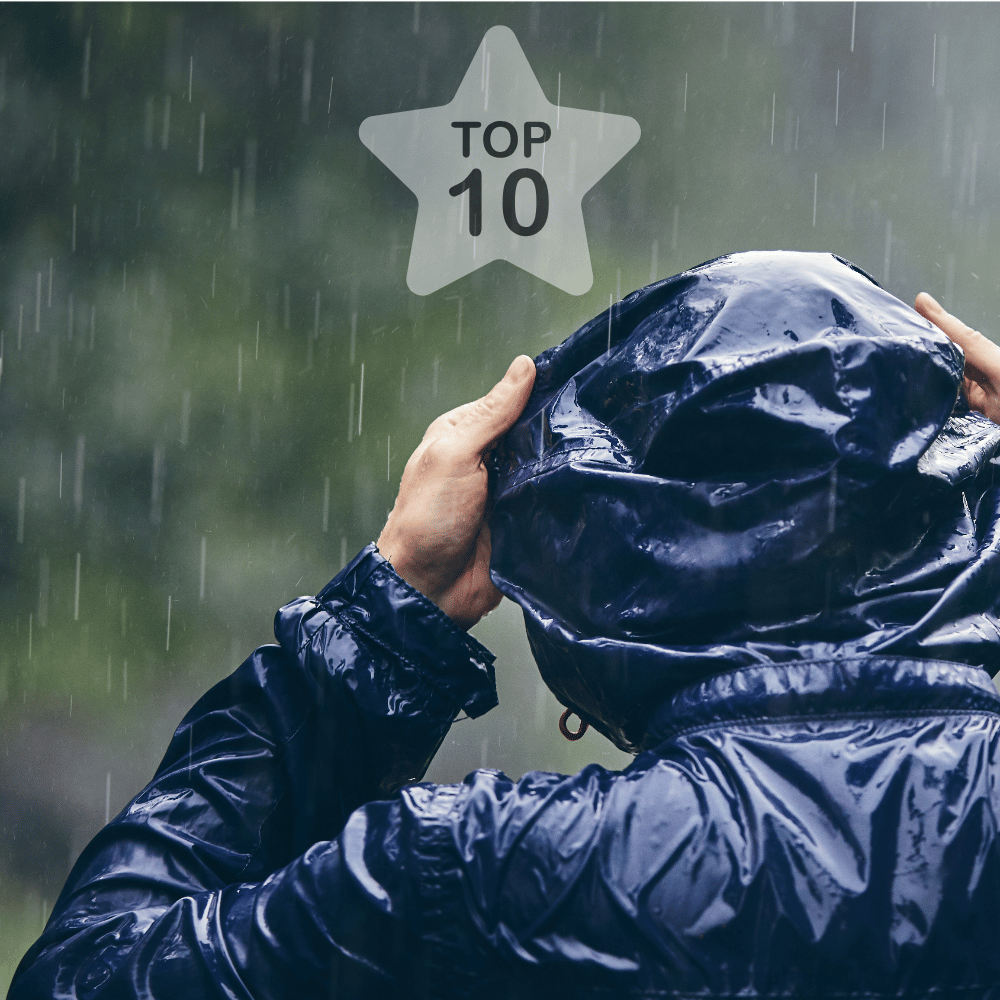 Top 10 Regenjacken Abbildung mit Wanderer im Regen